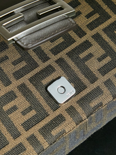 フェンディバッグ角部分ディテール